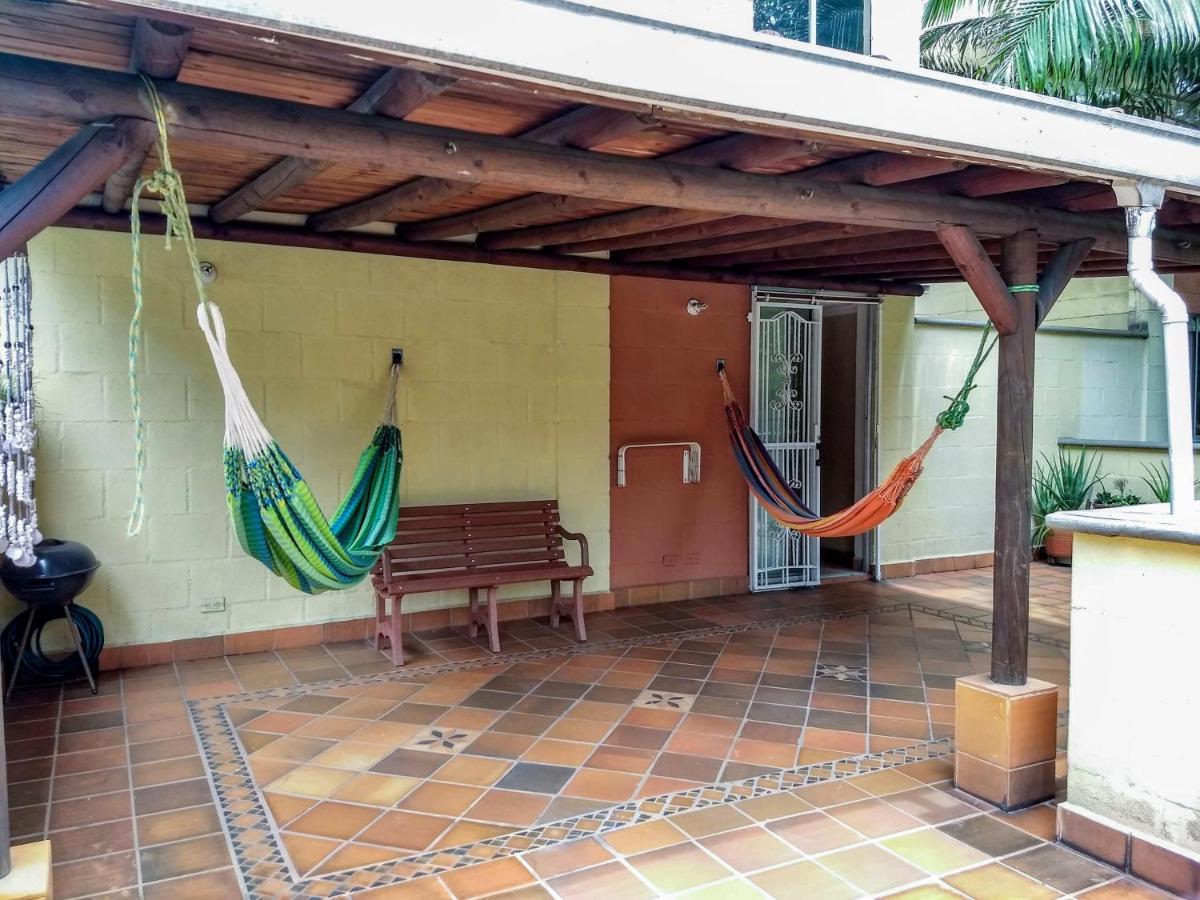 Bueno, Bonito, Barato Y Cerca A El Poblado Apartment Medellin Luaran gambar