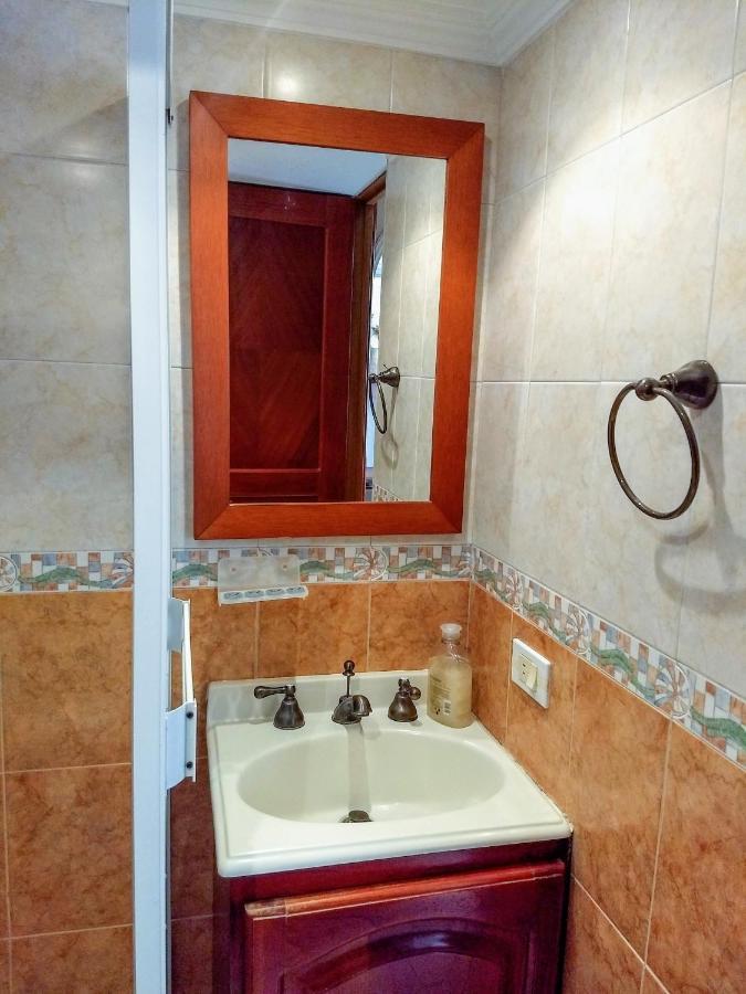 Bueno, Bonito, Barato Y Cerca A El Poblado Apartment Medellin Luaran gambar